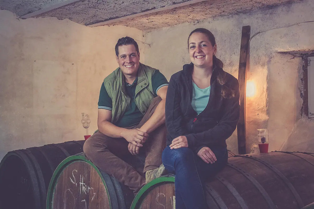 Weingut Sanders & Sanders – Mark Sanders & Steffi Willer-Sanders auf Holzfässern